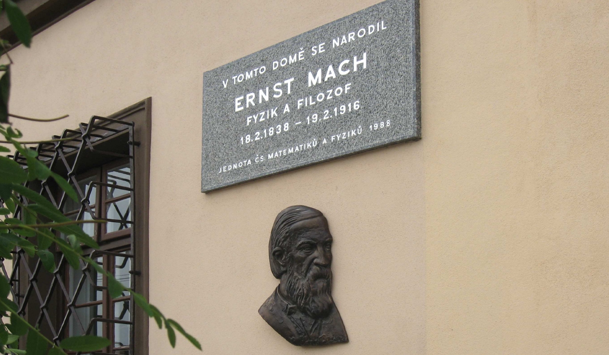 Pamětní deska Ernsta Macha s reliéfem (2008)